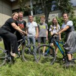 Michaela Faller und Claudia Wangler übergeben an die Bike AG zwei neue MTBs.